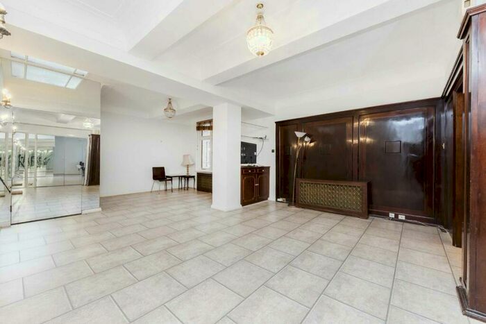 3 Bedroom Flat To Rent In Abercorn Place, St. Johns Wood, NW8