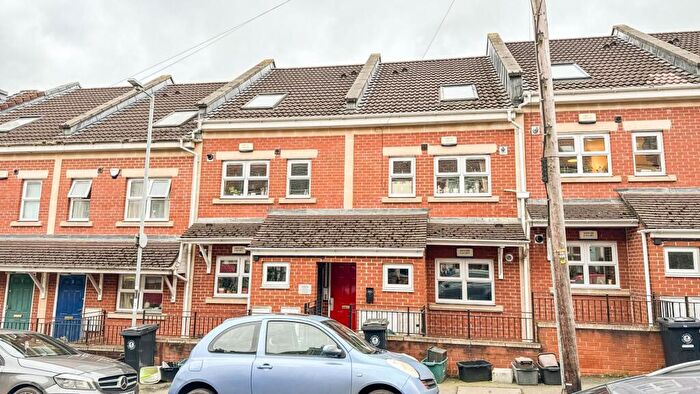 2 Bedroom Maisonette To Rent In Cotswold Road, Windmill Hill, Bristol, BS3