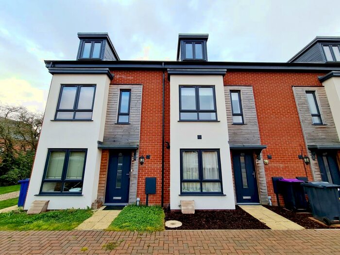 4 Bedroom Town House To Rent In Cherry Paddocks, LN3