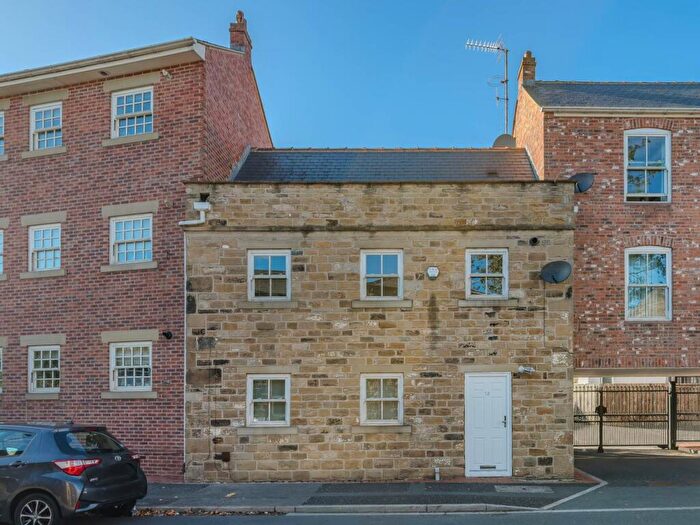 2 Bedroom Apartment For Sale In Rhodes Court, Leeds, LS27