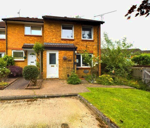 1 Bedroom Flat To Rent In Knole Close, Pound Hill, RH10