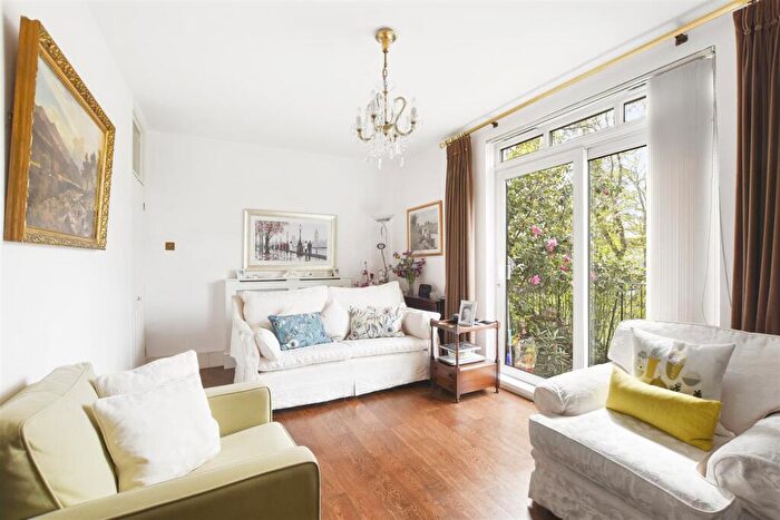 3 Bedroom Flat For Sale In Dorman Way, London, NW8