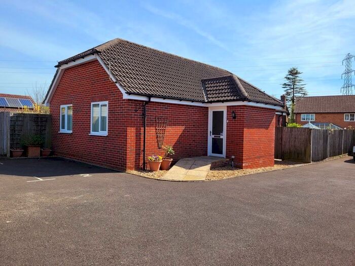 2 Bedroom Detached Bungalow To Rent In South Road, Horndean, PO8