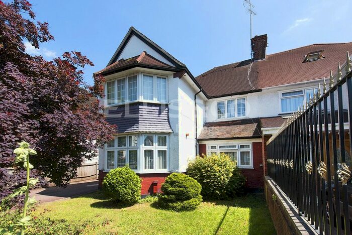 3 Bedroom Flat To Rent In Hoop Lane, London, NW11