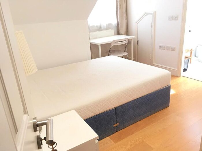3 Bedroom Flat To Rent In Very Near Bond Street Area, Ealing Broadway, W5