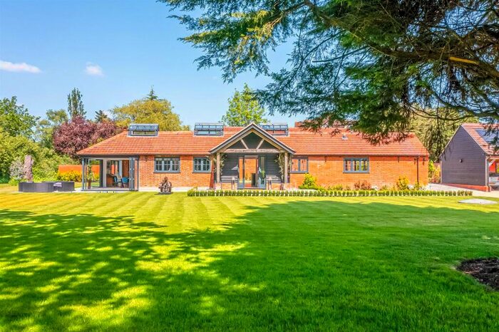 6 Bedroom Barn Conversion For Sale In East Hanningfield Road, Chelmsford, CM2