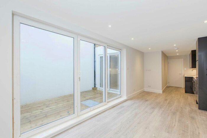2 Bedroom Flat To Rent In Battersea Park Road, Battersea, SW11