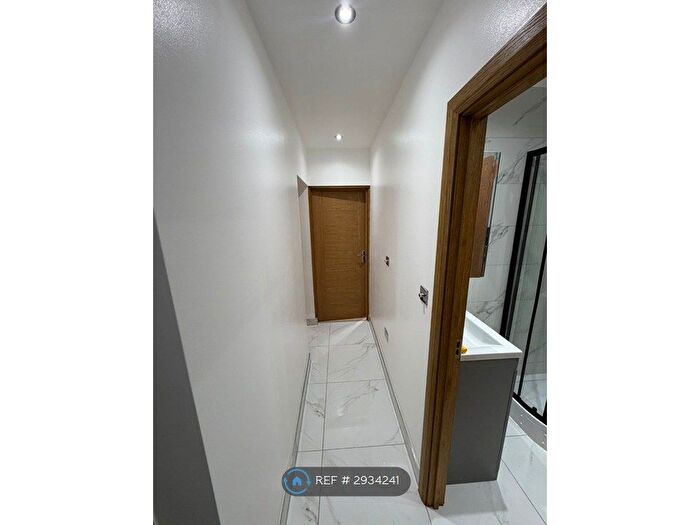 2 Bedroom Flat To Rent In Berwyn House, London, N16