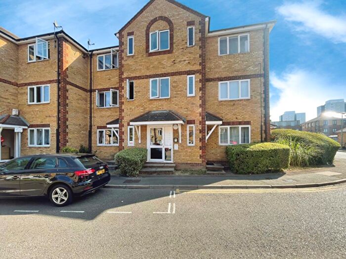 2 Bedroom Flat To Rent In Vicarage Square, Grays, RM17