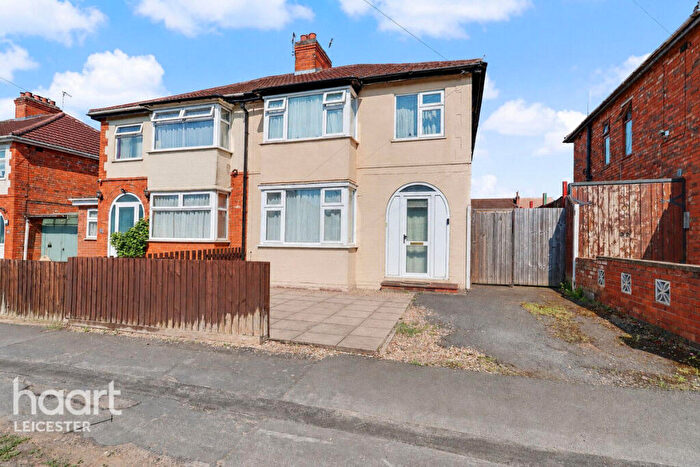 3 Bedroom Semi-Detached House For Sale In Hill Rise, Leicester, LE4