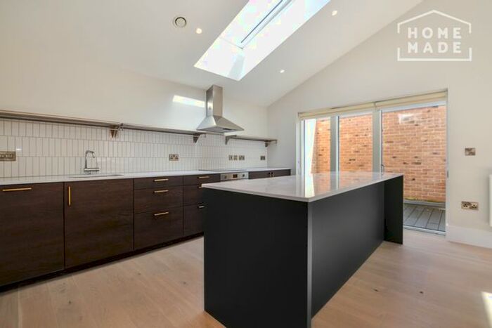 3 Bedroom Mews House To Rent In Charter Place, Hounslow TW3