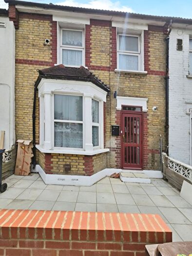 2 Bedroom Terraced House To Rent In -Bedroom House For Rent Barking, IG11