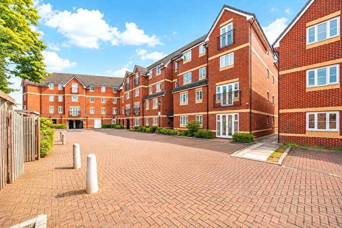 2 Bedroom Flat For Sale In Eaton Avenue, Slough, Berkshire, SL1