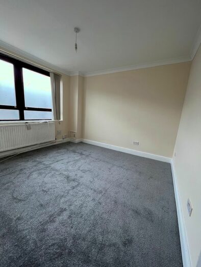 4 Bedroom End Of Terrace House To Rent In Bennetts Castle Lane, Dagenham, RM8