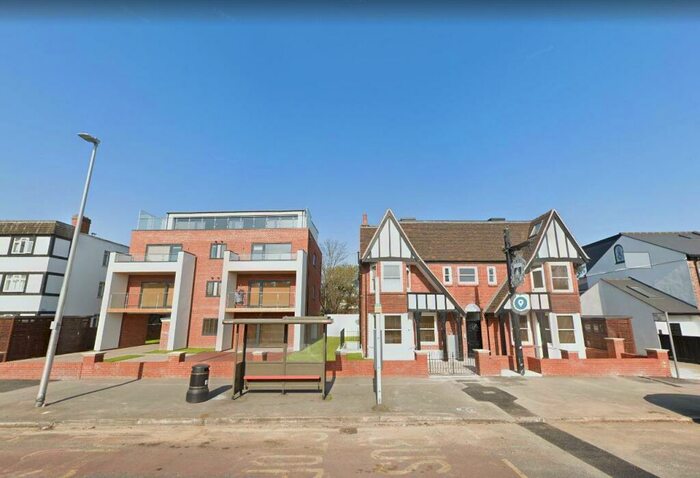 3 Bedroom Apartment To Rent In New Wanstead, Snaresbrook, E11