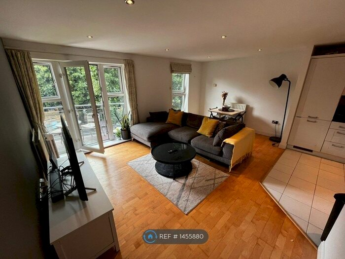 2 Bedroom Flat To Rent In Pembroke House, London, SW4