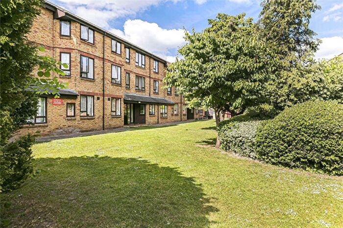2 Bedroom Flat For Sale In St. Stephens Road, Hounslow, TW3