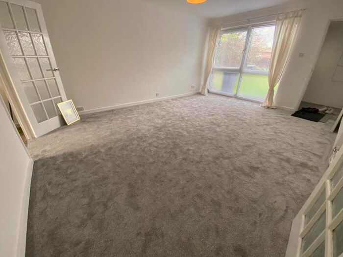 2 Bedroom Maisonette To Rent In Solway Close, Hounslow, Greater London, TW4