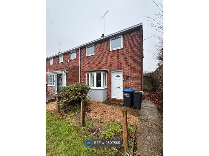 3 Bedroom Semi Detached House To Rent In Meadow Dell, Hatfield, AL10