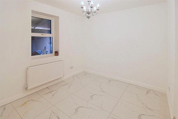 2 Bedroom Flat To Rent In Thornton Lodge, Huddersfield, HD1