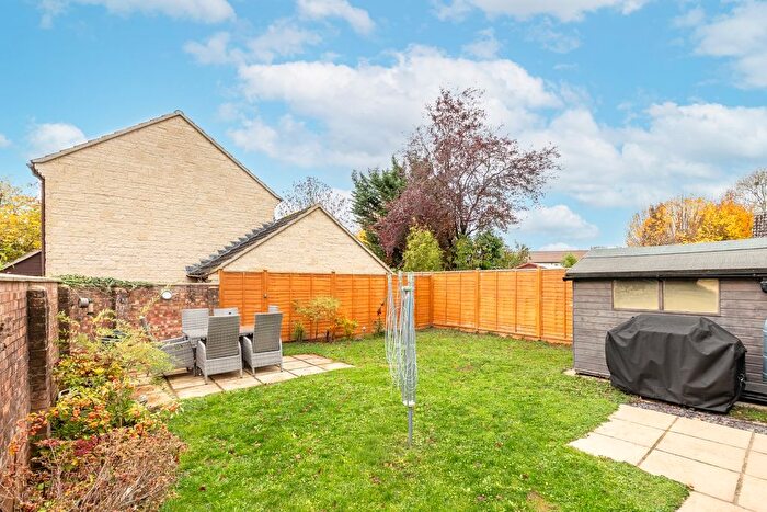 3 Bedroom Link Detached House For Sale In Birchwood, Carterton, Oxfordshire, OX18