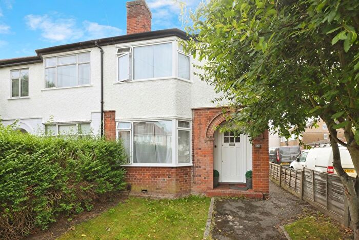 3 Bedroom Semi-Detached House For Sale In Middlefield Road, Hoddesdon, EN11