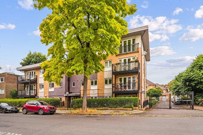 2 Bedroom Flat To Rent In Rodenhurst Road, London, SW4