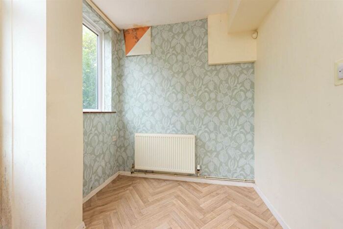 3 Bedroom Semi-Detached House For Sale In Whites Lane, Sheffield, S2