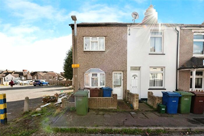 2 Bedroom End Of Terrace House For Sale In Argyll Road, Grays, Essex, RM17