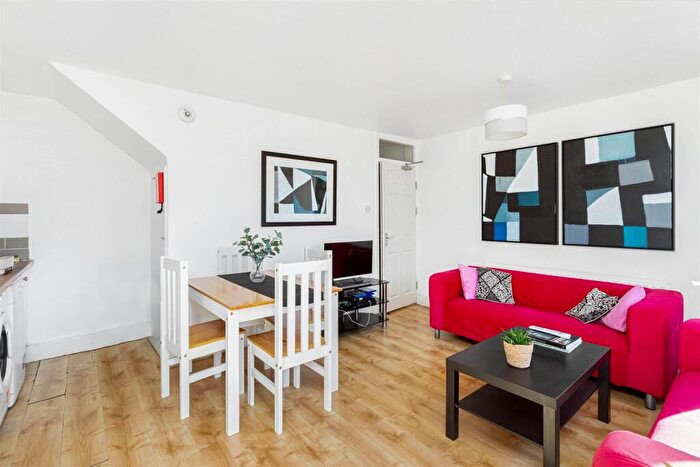 4 Bedroom Flat To Rent In Battersea Bridge Road, London, SW11
