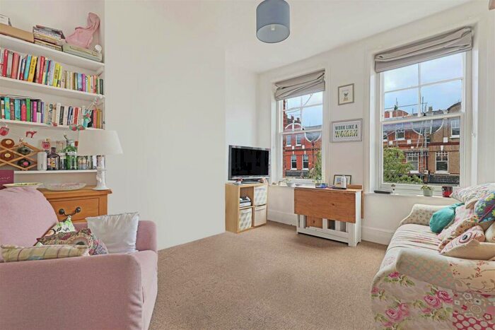2 Bedroom Flat To Rent In Hillfield Avenue, Hornsey, N8