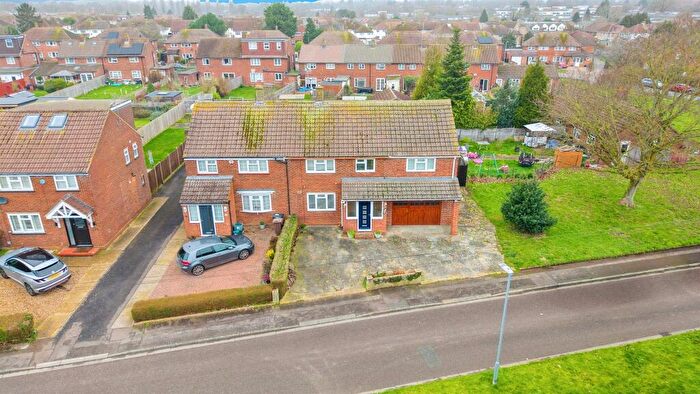 5 Bedroom Semi Detached House For Sale In Summerfield Close, London Colney, St. Albans, AL2