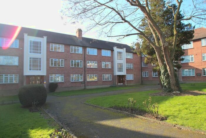 2 Bedroom Flat To Rent In Friern Park, North Finchley, London, N12