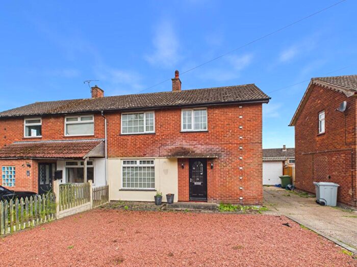 3 Bedroom Semi-Detached House For Sale In Breck Bank, New Ollerton, Newark, NG22