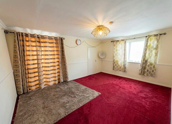 2 Bedroom Flat For Sale In Gurney Close, Barking, IG11