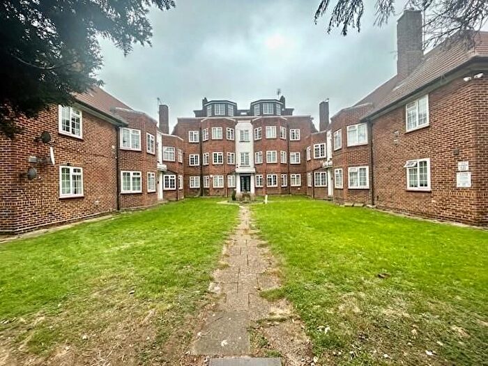 3 Bedroom End Of Terrace House To Rent In Vicarage Farm Road, Hounslow, TW3
