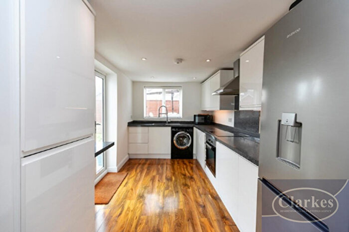 3 Bedroom Flat For Sale In Columbia Road, Bournemouth, BH10