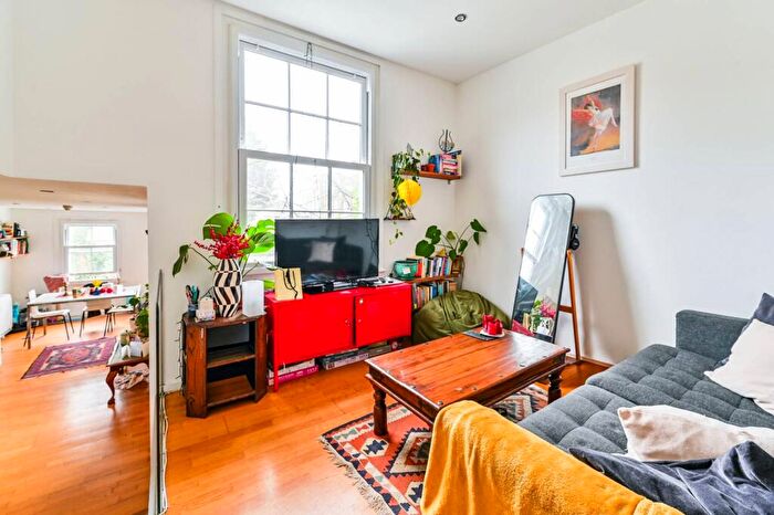 2 Bedroom Flat For Sale In Shelburne Road, Holloway, London, N7