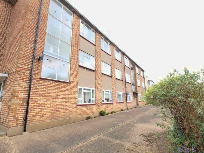 2 Bedroom Apartment To Rent In Benleigh House, Marina Avenue, Rayleigh, Essex, SS6