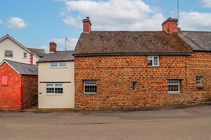 4 Bedroom Semi-Detached House For Sale In Bell Lane, Byfield, Daventry, NN11