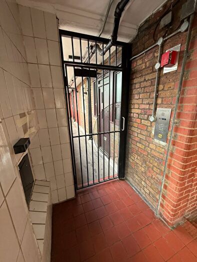 2 Bedroom Flat To Rent In Kennington Park Road, London, SE11