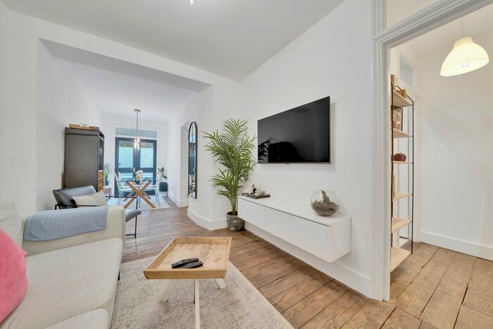 1 Bedroom Flat To Rent In Shakespeare Walk, London, N16