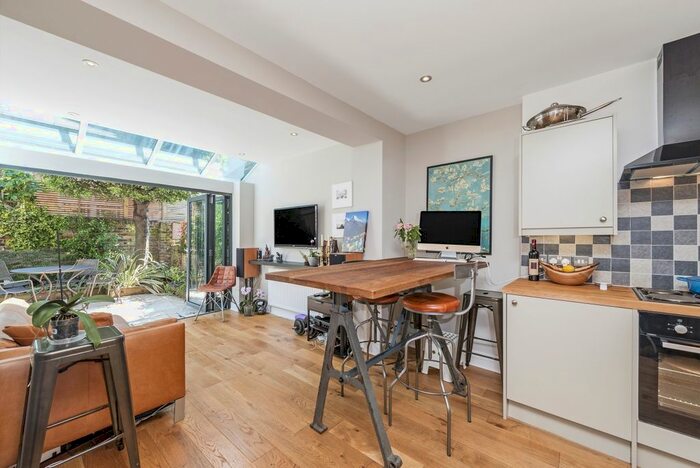 2 Bedroom Flat To Rent In Lakeside Road, London, W14