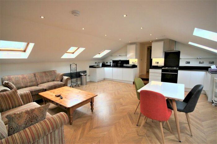 3 Bedroom Flat To Rent In Cockburn Street, Edinburgh, EH1