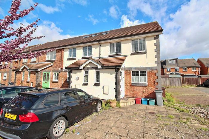 3 Bedroom End Of Terrace House To Rent In Clydesdale Close, Isleworth, TW7