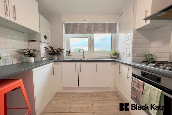 2 Bedroom Flat To Rent In Studley Road, London, SW4