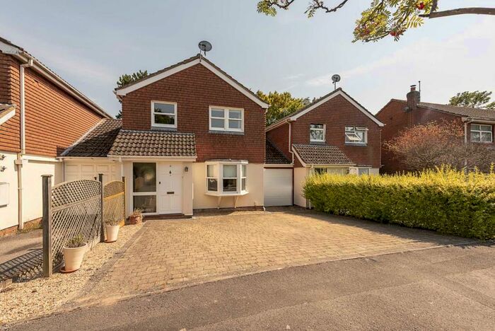3 Bedroom Link Detached House To Rent In Osmington Place, Tring, HP23