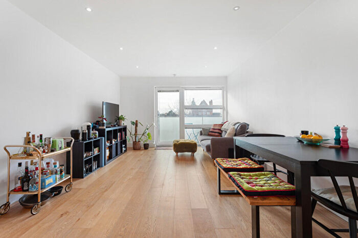 2 Bedroom Apartment For Sale In Tiltman Place, Finsbury Park, Islington, N7