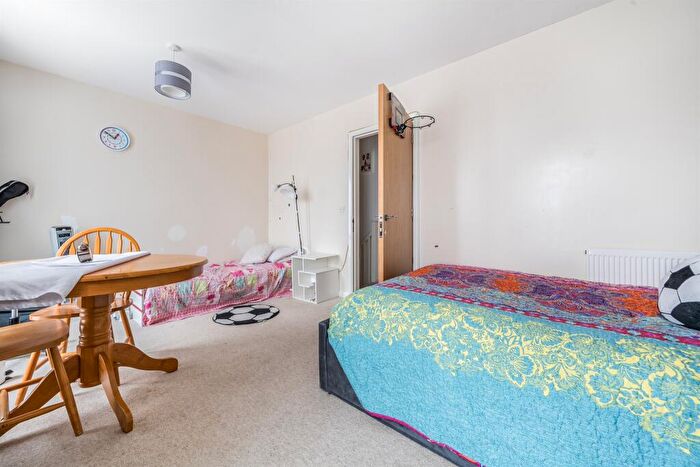 2 Bedroom Flat For Sale In Canning Square, Enfield, EN1