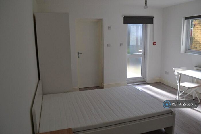 Studio To Rent In Albert Road, Ilford, IG1